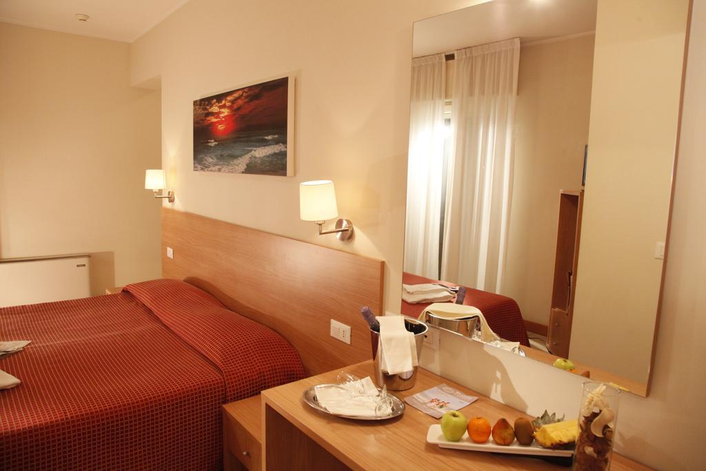 Hotel Majorca Sul Mare In Centro A Riccione Room photo