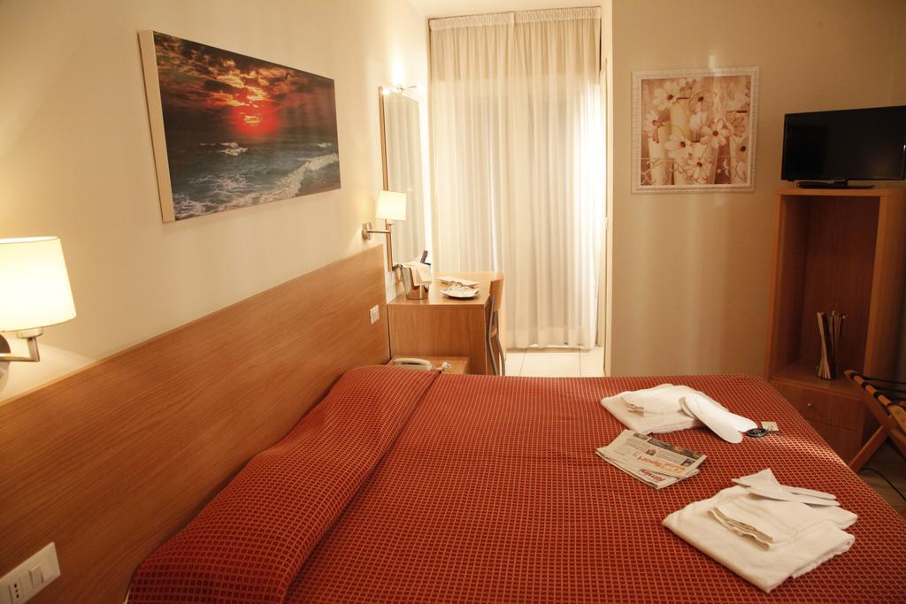 Hotel Majorca Sul Mare In Centro A Riccione Room photo